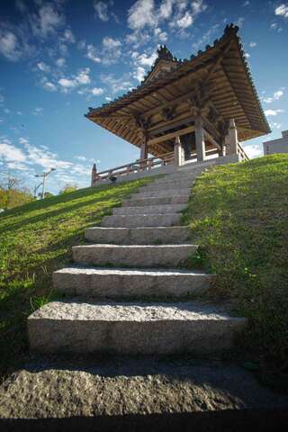 西本愿寺建造於日据时期，因其闹中取静、宁静祥和的舒适氛围备受民众喜爱。（图／马赛Kyo摄）.jpg