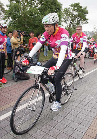 台北市长柯文哲穿着「全球自行车城市大会」车衣，为大会宣传。（图／台北市交通局提供）.jpg