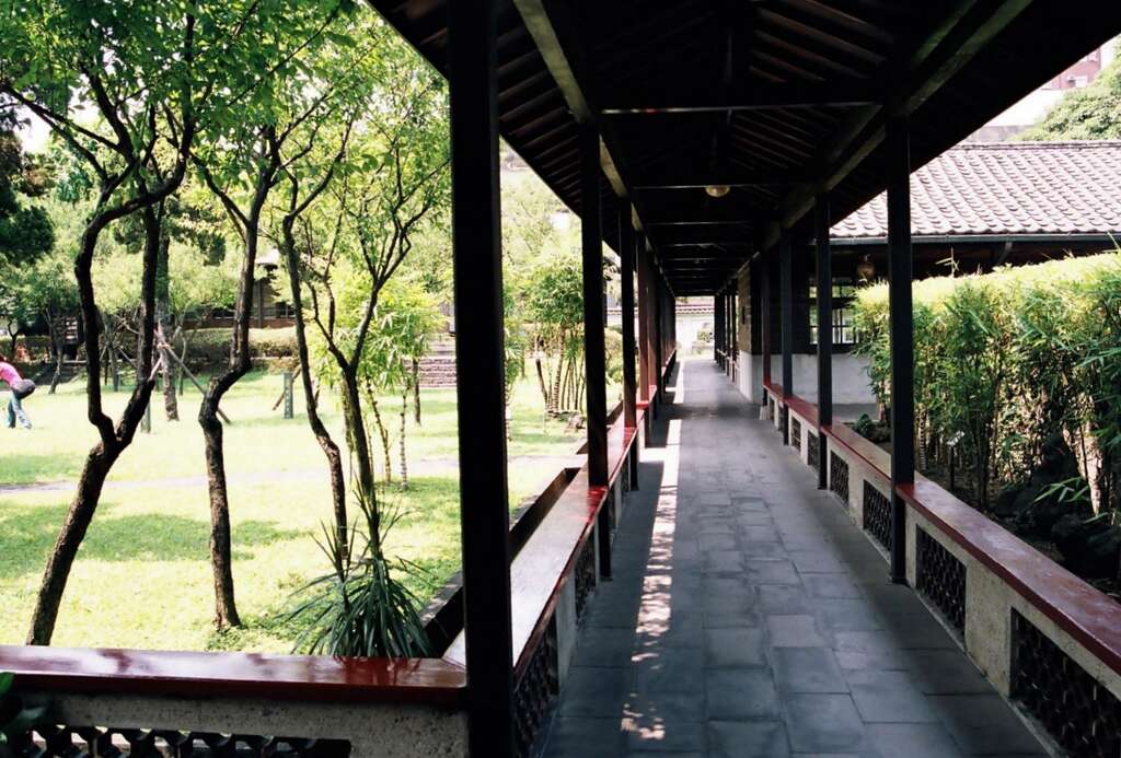 木制回廊可让游客驻足休憩一下