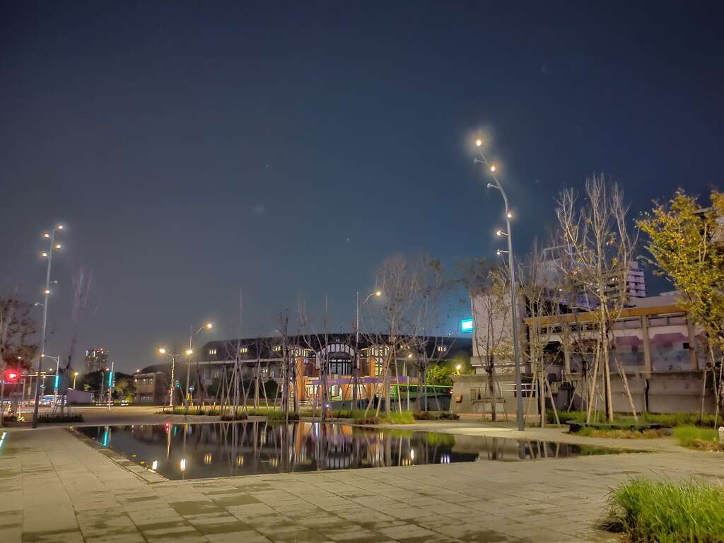 從行旅廣場往鐵道部望去的臺北夜景，充滿韻味。