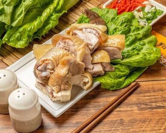 盐水果冻鸡肉质鲜嫩还保有汤汁，外皮则呈现弹Q的色泽与口感