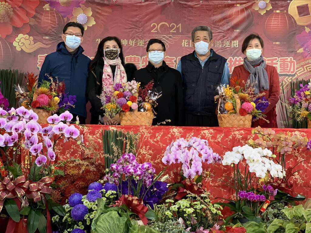 與會貴賓製作新春花果籃傳遞祝福