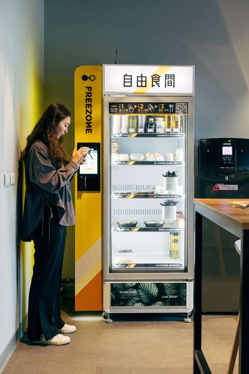 进驻团队在「t.Hub 内科创新育成基地」也能体验各种创新科技的生活应用。（图为智能科技点餐贩卖机。）（摄影／蔡耀徵）