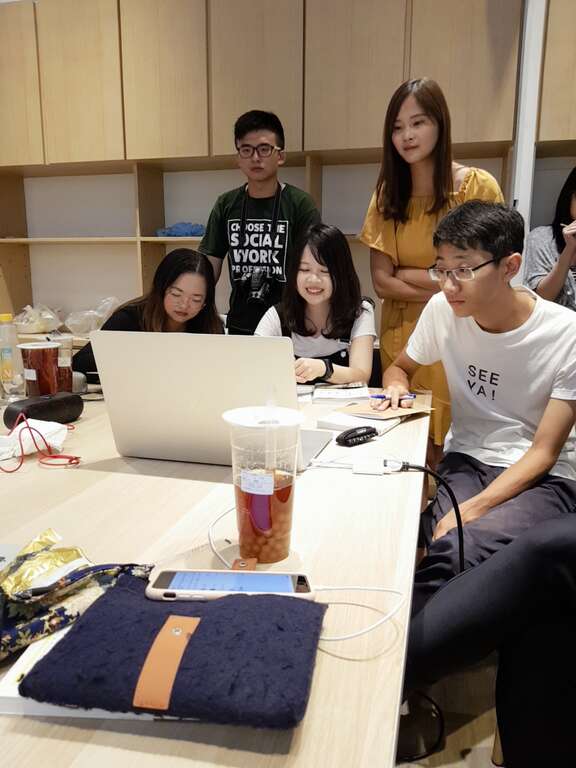 凯伦从自己喜欢的阅读出发，透过读书会建立人脉网络，强化个人品牌能见度。（摄影／林轩朗）