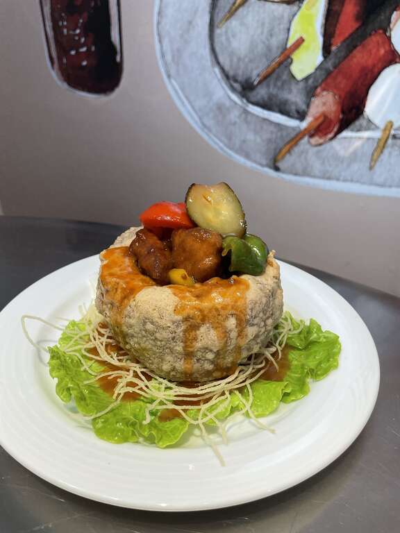 「芋头佛钵咕咾肉」底层为酥炸的芋泥，口感外脆内嫩，同时具有好兆头的意涵。（图／西西歪、狄达）