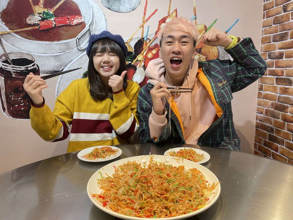 「捞生」的每项食材都有吉祥意义，品尝时要一边讲吉祥话、一边将食物高高捞起。（图／西西歪、狄达）