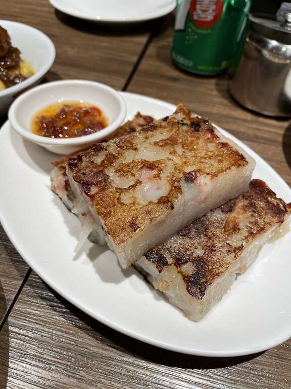 小家庭则可以选择茶餐厅的港点，例如萝卜糕就具有好运的意涵。（图／西西歪、狄达）