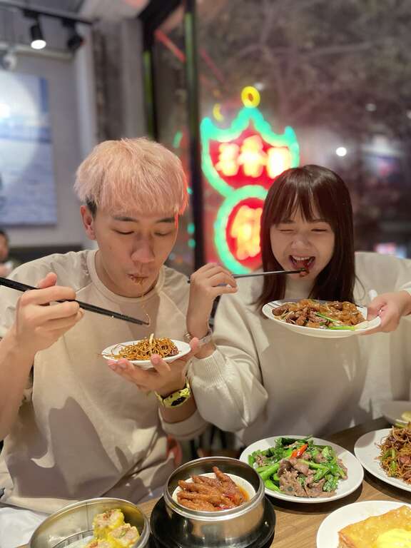 年节时，香港人常会全家前往茶餐厅，感受平价点心的年味。（图／西西歪、狄达）