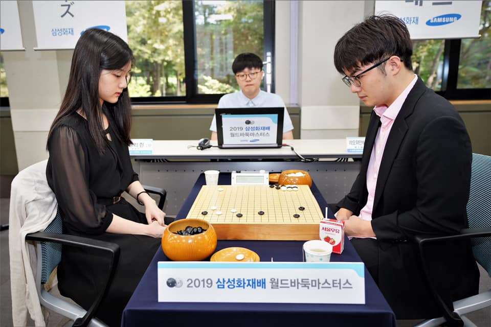 俞俐均（左）曾前往韩国受训、参与比赛，感受与台湾不同的比赛氛围。（图／俞俐均）
