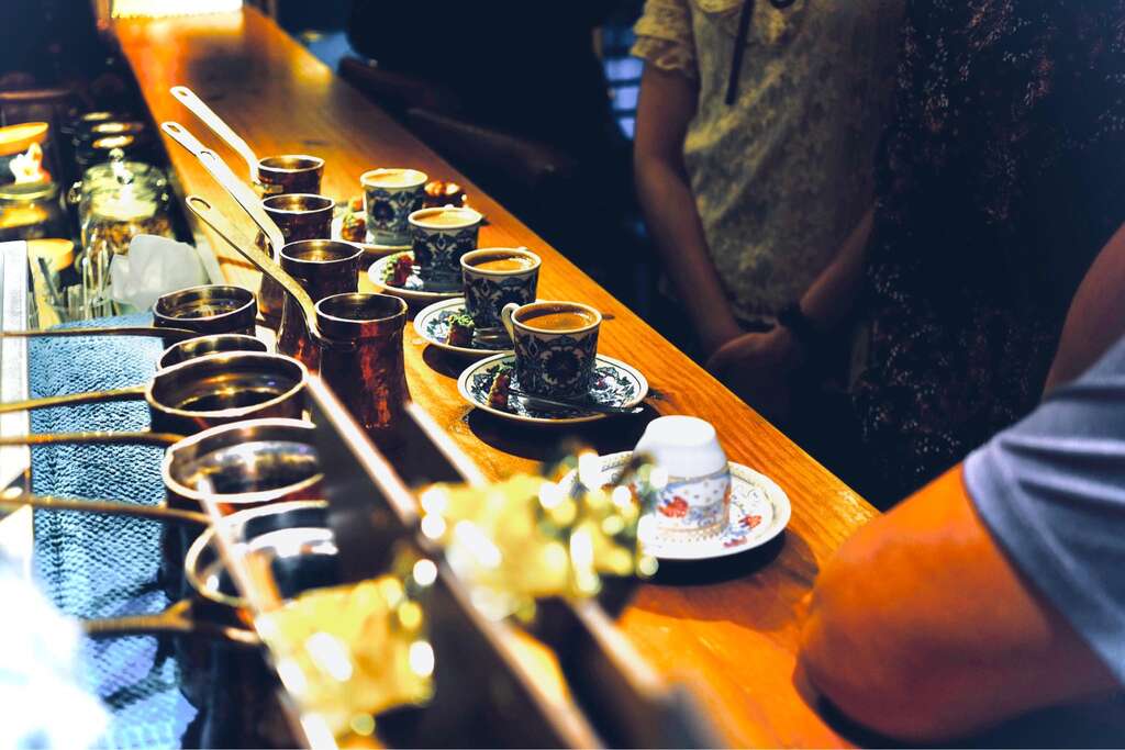 以历史悠久的咖啡占卜问事，体验中东民族的命理智慧。（图／ Saturn Landing Turkish Coffee 登陆土星土耳其咖啡）