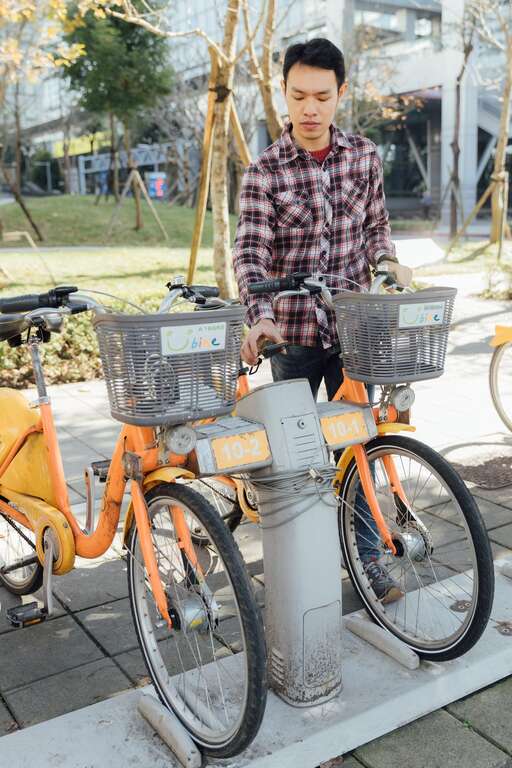 「悠遊付」可以減少實體卡片的發行，只需攜帶手機就能租借YouBike、買小額商品。（攝影／林冠良）
