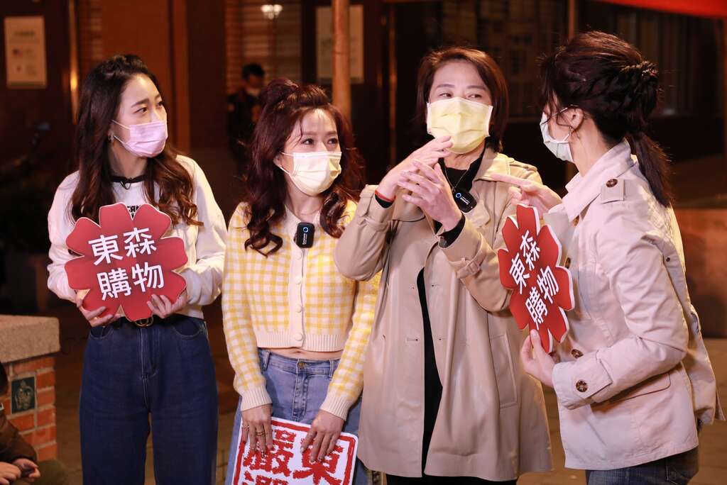 黃珊珊副市長(右二)與購物專家介紹迪化街人文歷史