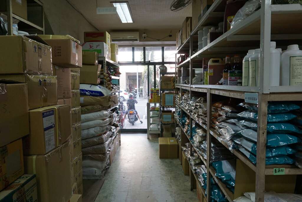 专营食品材料批发的50 年食品行（右）经过再造後，重新聚焦品牌核心，以「有多闻」（左）的全新形象和经营模式，持续保留老店独特韵味。 (2)
