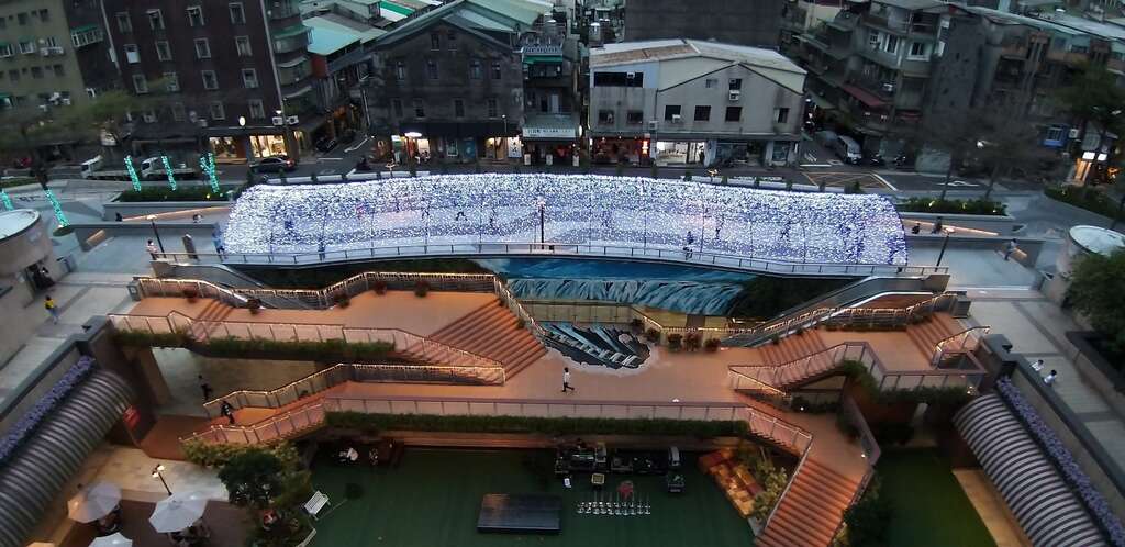 捷運行政大樓B1下凹式廣場及爵士廣場