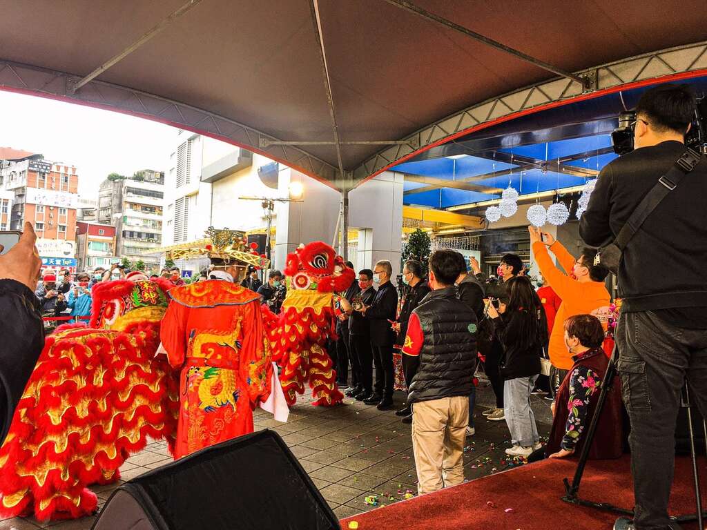 舞龙舞狮及财神爷共同贺新春
