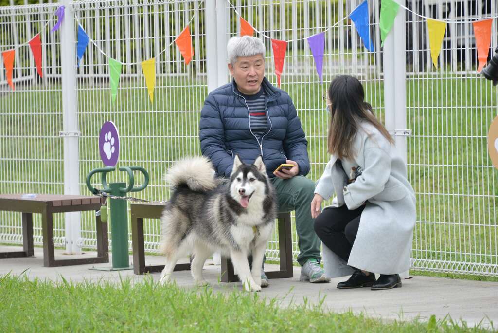 何秘书长宗勳携爱犬体验古亭狗活动区设施