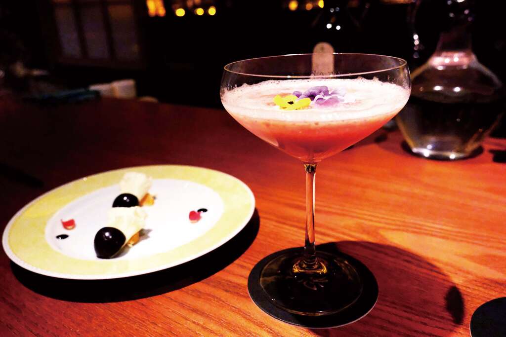 季節性的草莓調酒，以進口的日本草莓調製，顯示「BAR 忠Chu」對食材的重視。（攝影／謝三泰）