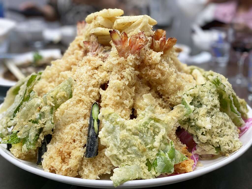 日式天妇罗常裹上面粉油炸，和台湾甜不辣的料理方式不尽相同。（文．图－鱼夫）