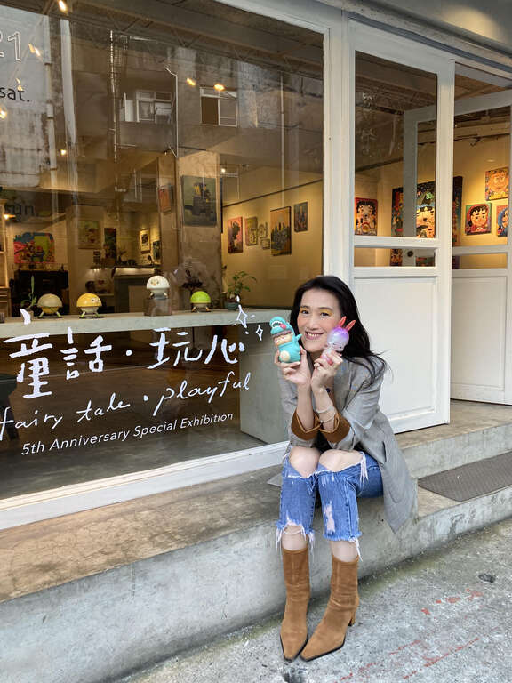 大学时期在巴黎攻读艺术市场相关科系，回国後除接手延续父亲的珍本旧书贩售事业，也进一步开设「旧香居艺空间」展出当代艺术，让不同世代的艺文观点在此接轨。（图／吴卡密）