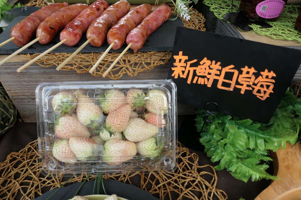 内湖草莓农友生产的白草莓。