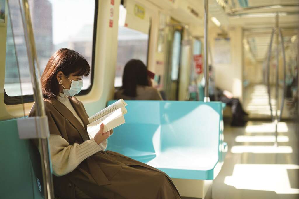 在忙碌的生活中，抽出時間慢慢閱讀，在捷運車廂上也能沉浸在書本裡的世界。（攝影／張晋瑞）