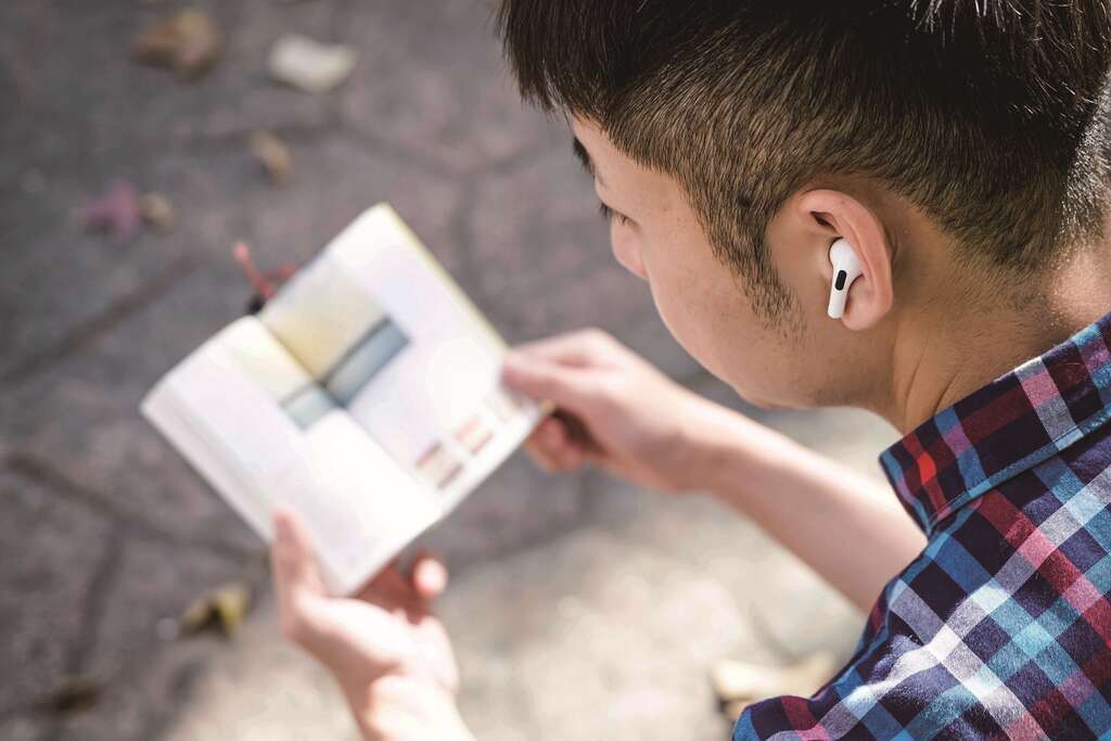 在手機裡存好屬於自己的「閱讀曲目」，處處都能營造適合閱讀的環境。（攝影／陳晉生）