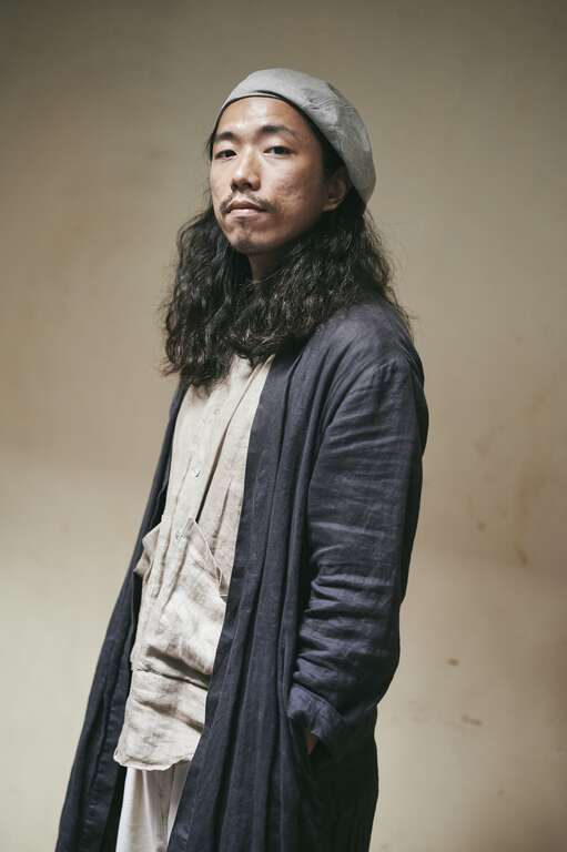 謝欣翰，「地衣荒物」選品店創立者之一。涉足視覺設計、表演藝術、空間美術等領域，對生活方式有自己的美學觀點與堅持。（攝影／陳冠凱）