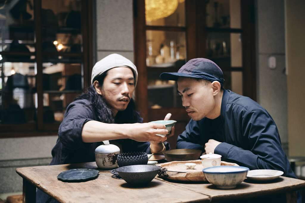 器皿的種種細節，讓謝欣翰（左）與黃顯勛（右）有著探索不完的樂趣。（攝影／陳冠凱）