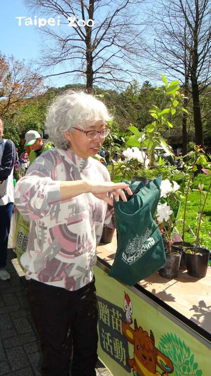 为了减少塑胶袋的使用，请大家记得携带环保袋来盛装树苗唷！