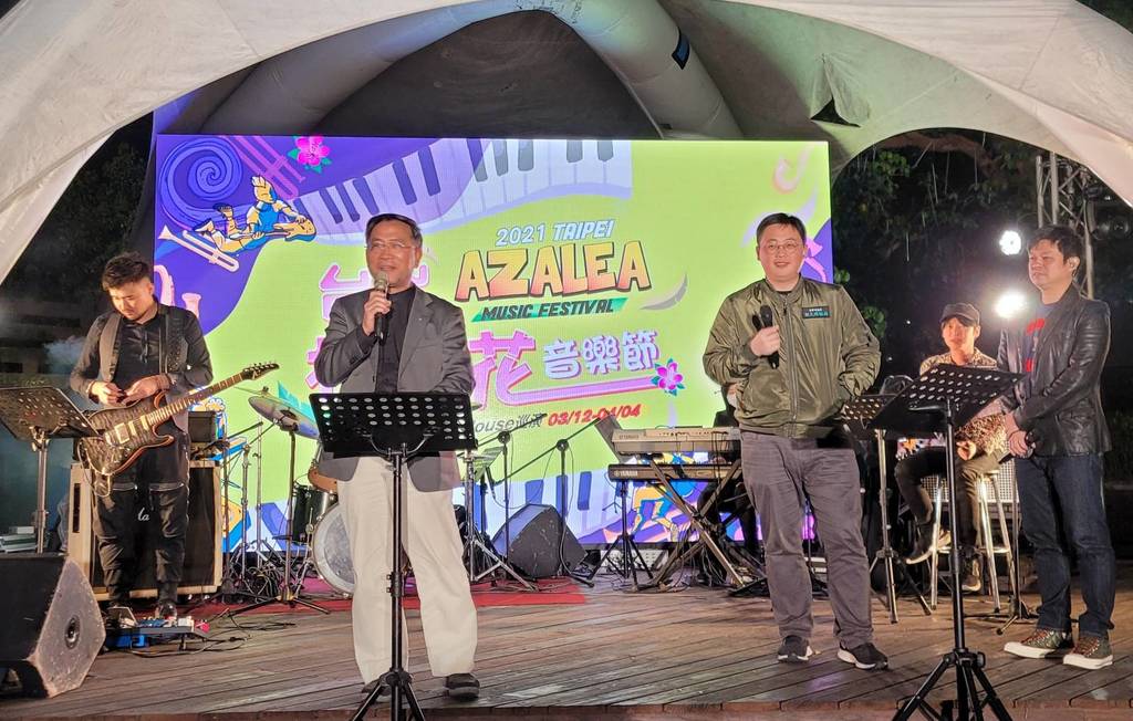 臺北市副市長蔡炳坤及臺北市觀光傳播局局長劉奕霆現場演唱菊花台 贏得滿堂彩