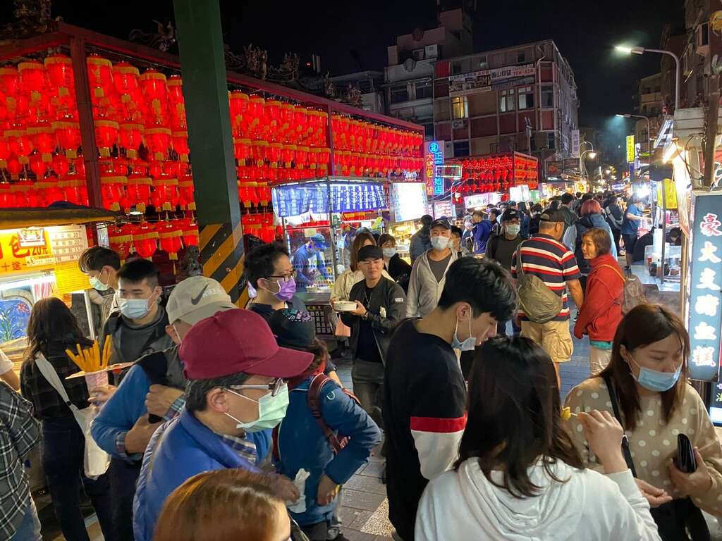 周末逛士林夜市的人潮