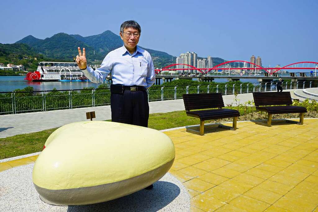 關渡碼頭周邊設施改善工程開幕典禮-市長與裝置合影_高讚賢攝