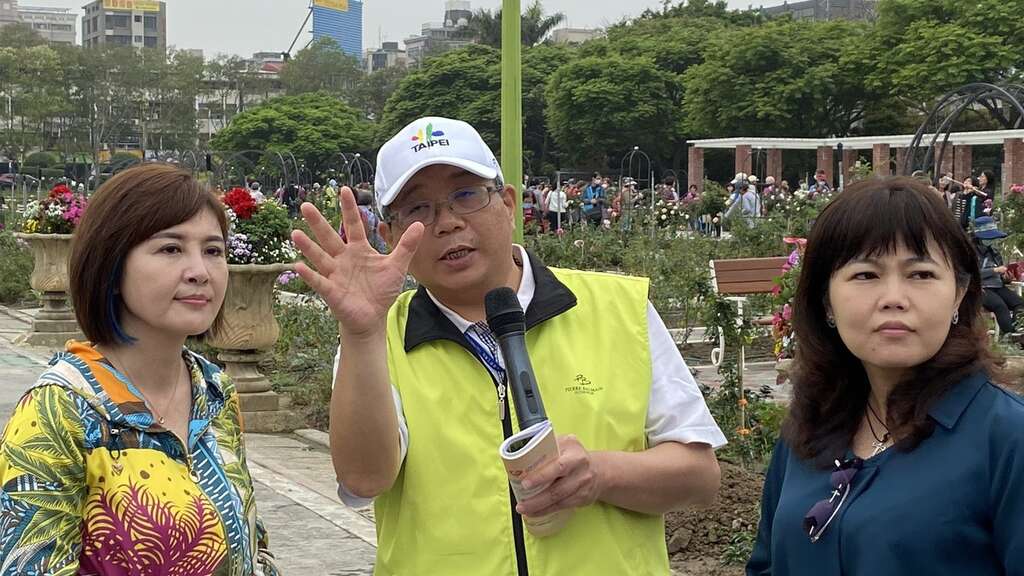 工务局林志峯局长为议会考察团王欣仪议员及游淑慧议员导览台北玫瑰园