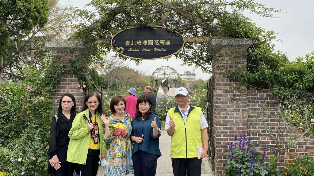 考察团二位女娇客跟玫瑰花同框的画面实在是太梦幻了,让新生公园增添更多赏心悦目的风景