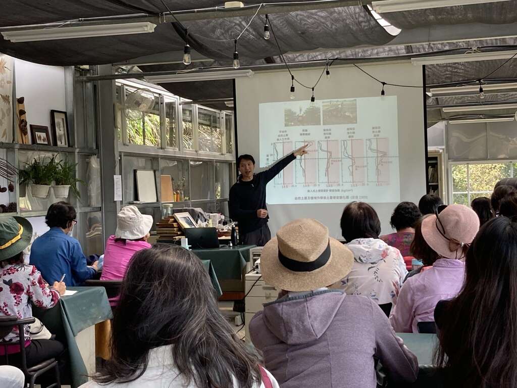 林暐翔老師說明土壤對植物所帶來的影響。