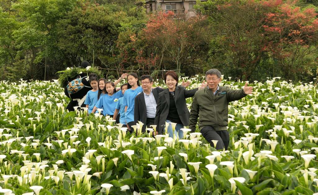 市长、黄副市长及熊赞在地景艺术打卡点示范如何摆pose