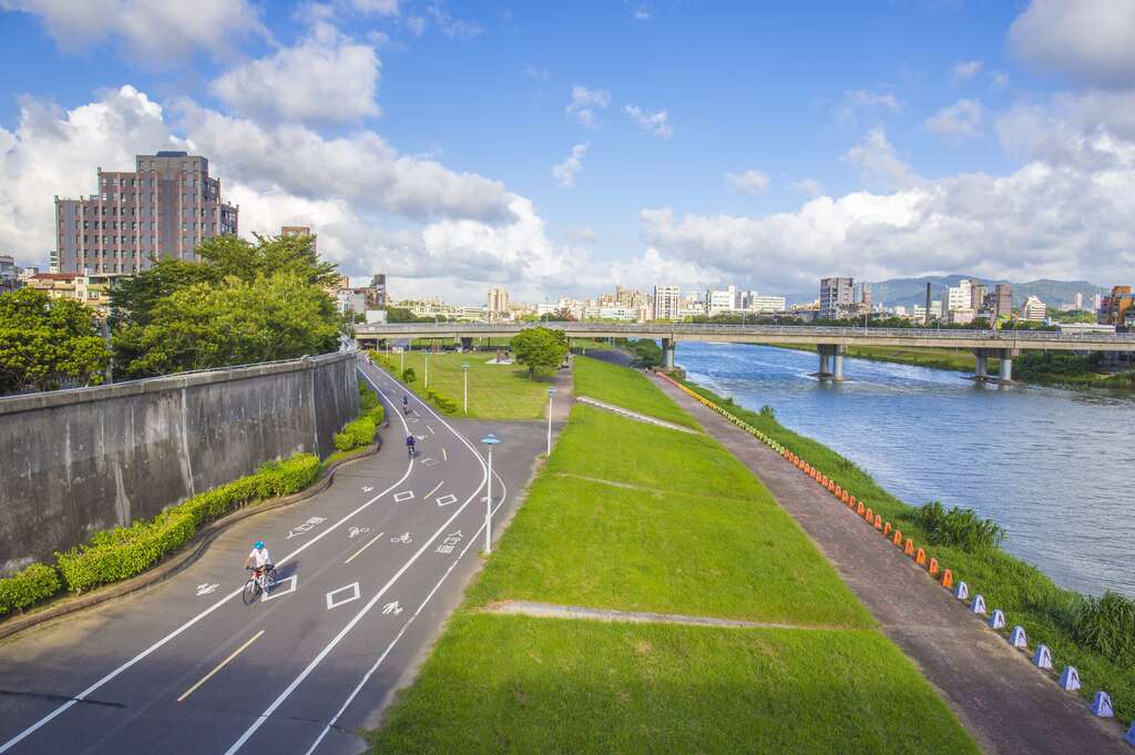 北市河滨自行车道长达112公里，串联起全市28座河滨公园