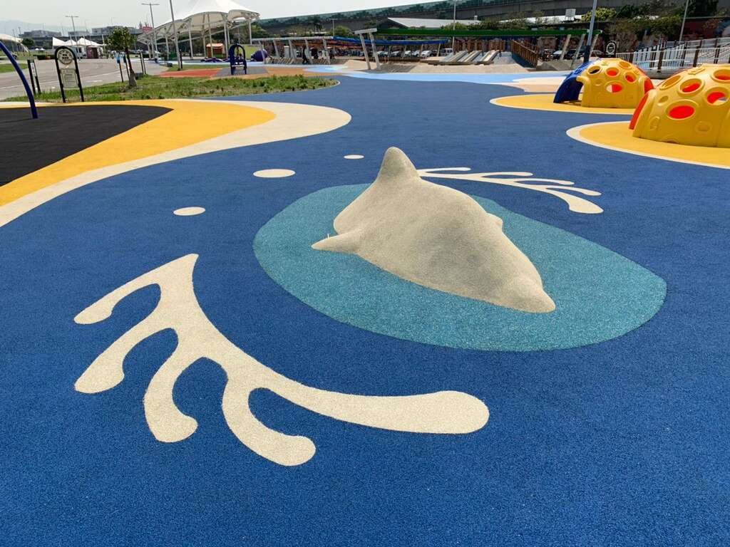 海豚地景在假日陪伴着孩童们游玩，留下难忘的回忆