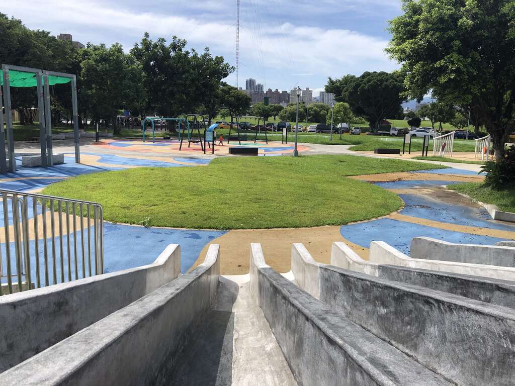 华中河滨公园游戏场位在华中桥下游侧