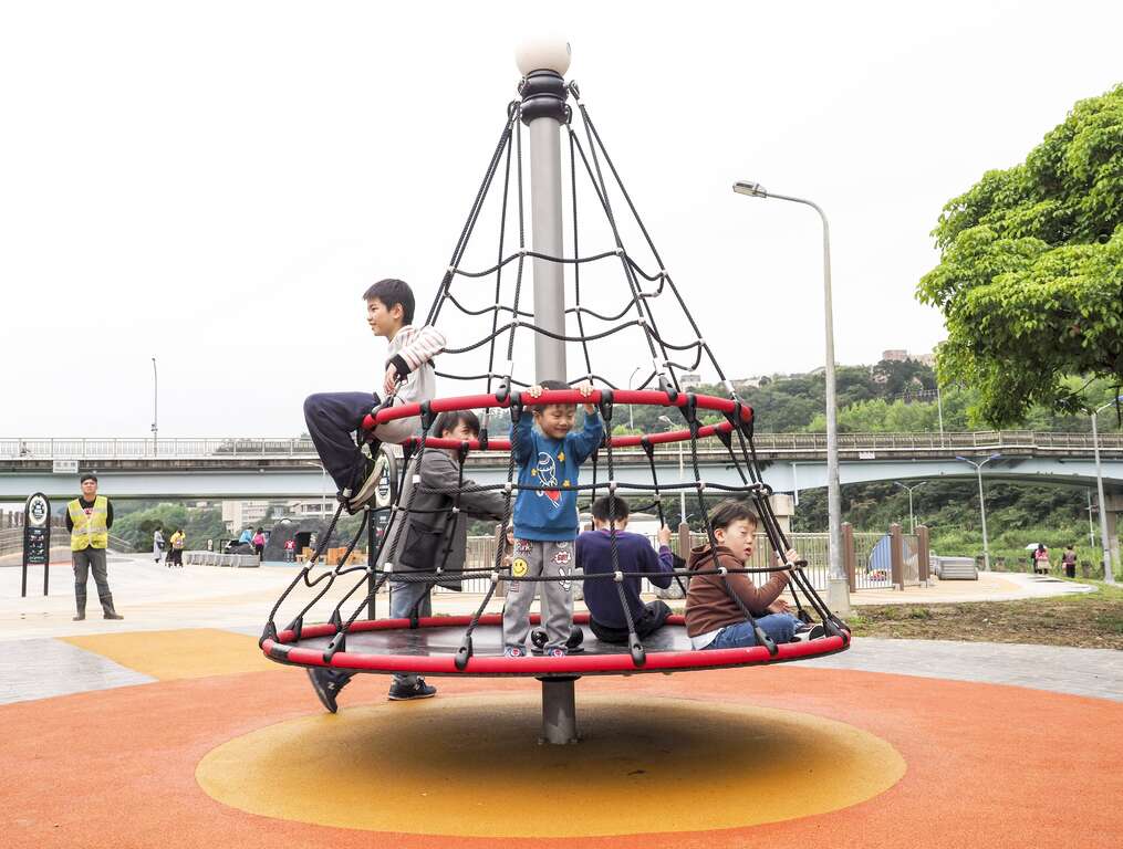 道南河滨公园恒光桥下共融式游戏场天旋地转 让小朋友玩得开心