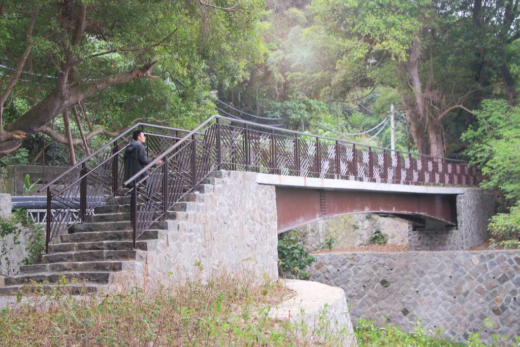 越溪觀景橋可供民眾通行及遠眺硫磺谷的地景