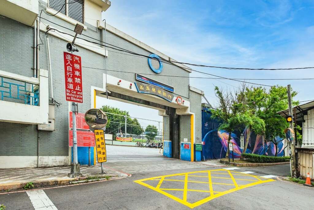 最近新完成的堤壁美化作品是在基隆河左岸5號水門旁