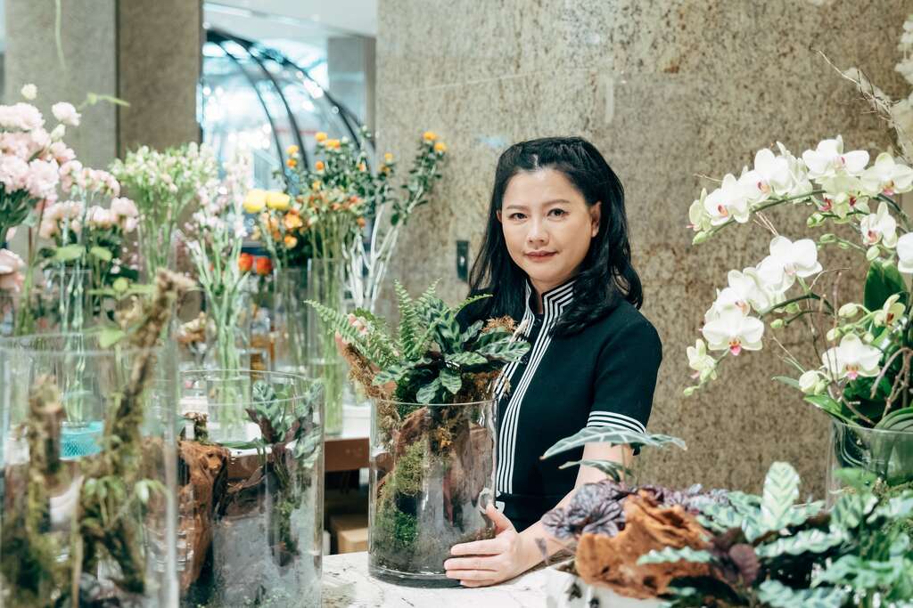 陈譓如运用花艺的专长，以蕨类、花卉为空间增添活力。（摄影／蔡耀徵）