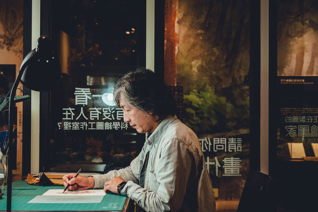 胡哲明运用科学绘图记录自然物种的细节，并从中培养自己的观察力。（摄影／张晋瑞）