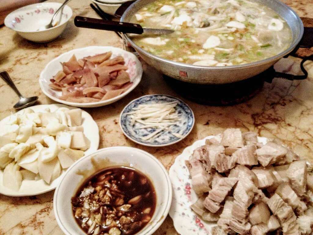 鱼夫母亲的咸粥和小菜。（图／鱼夫）