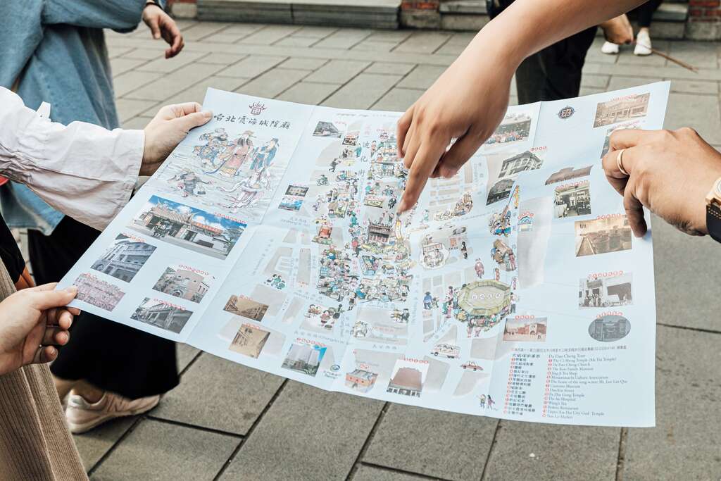吴孟寰对大稻程一带也相当熟悉，城隍庙还出版了周边景点的导览地图。（摄影／李盈静）