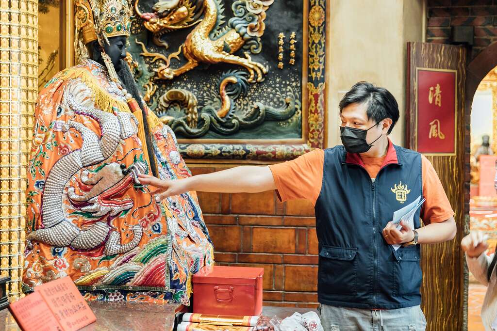 吴孟寰认爲，向外国人传递台湾文化，是身为庙宇导览员最重要的任务。（摄影／李盈静）