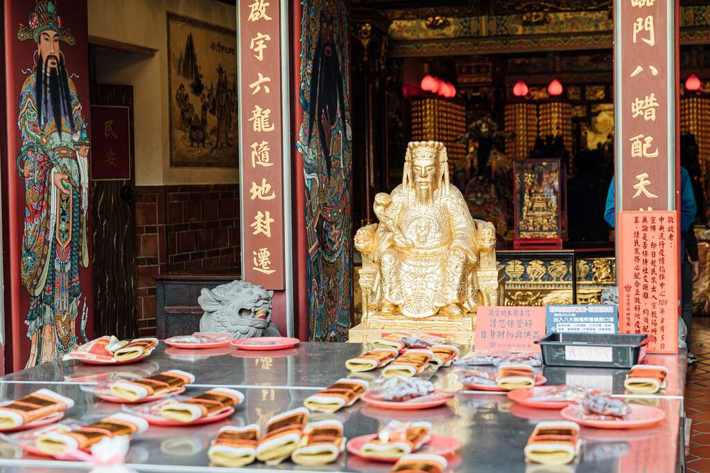 庙门关闭之後依旧能参拜的金色城隍爷，被吴孟寰幽默诠释为如同24小时的便利商店。（摄影／李盈静）