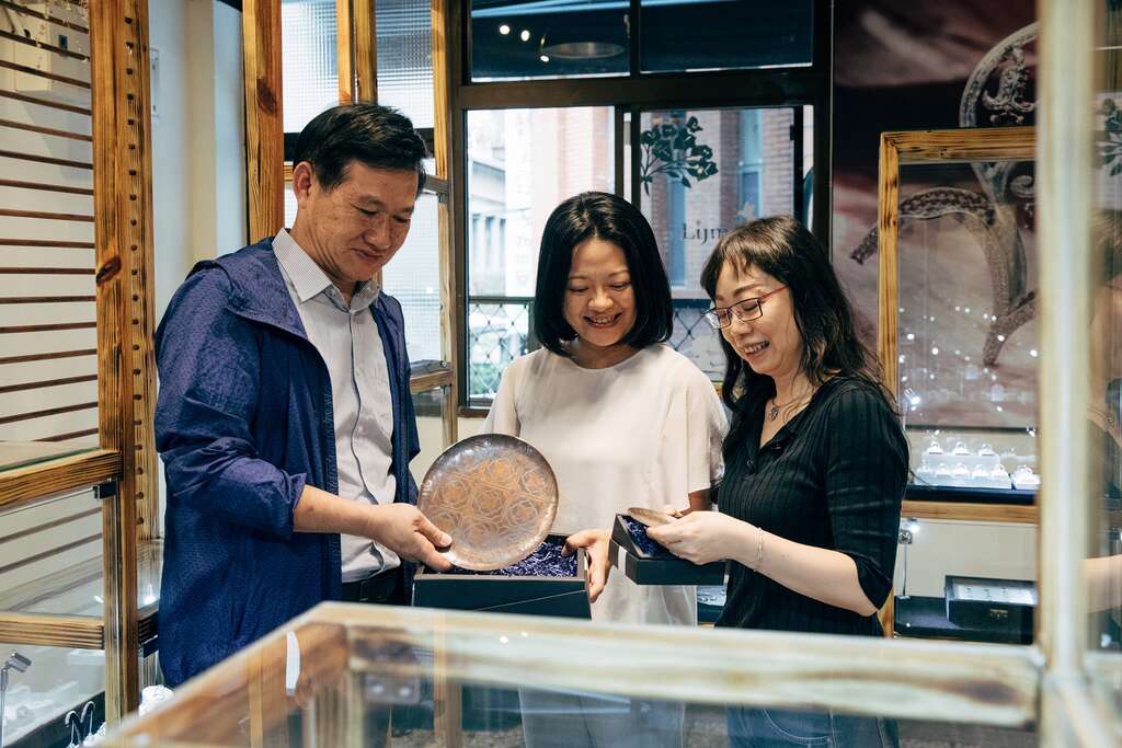 工艺中心行销组组长蔡体智（左）与工艺师卢瑞芷（右），共同讨论工艺作品的特色与未来发展。（摄影／蔡耀徵）