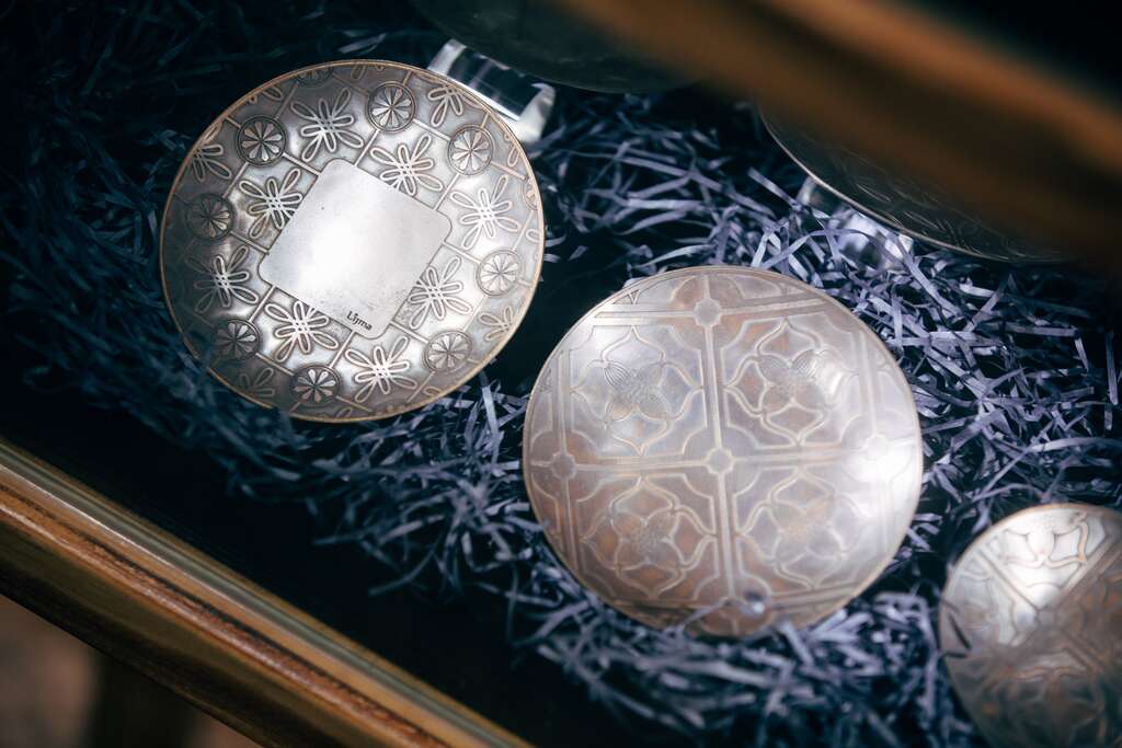 「柿柿如意盘」结合传统金工手法与当代美学，展现传统工艺的新生命。（图／国立台湾工艺研究发展中心）